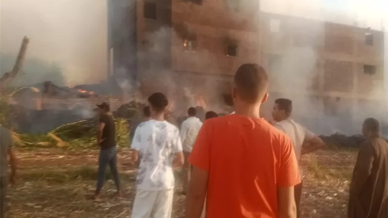 بدأ في كوم زبالة.. حريق يلتهم 3 منازل في قرية بنجا بسوهاج (صور)