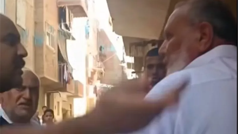 اعتداء مالك منزل على مسن بالسويس يثير غضبًا واسعًا على السوشيال.. فيديو وصور