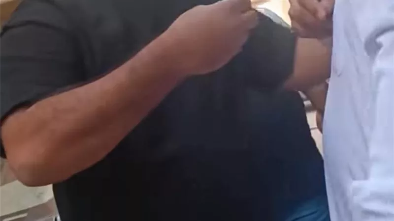 استغل عجزه.. القصة الكاملة لصفع مسن مريض من مالك منزل في السويس