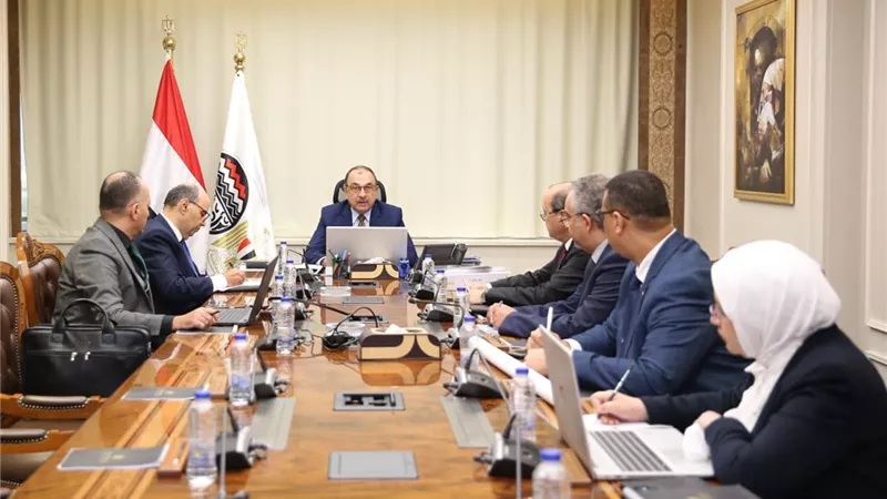 وزير قطاع الأعمال العام يتابع جهود التوافق مع آلية تعديل حدود الكربون 