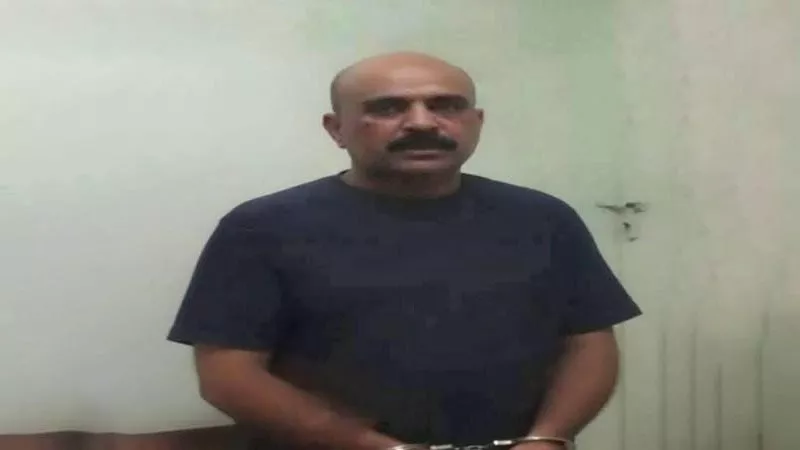 بالكلابشات.. الظهور الأول لمتهم 