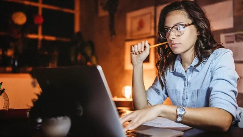 العمل في فترة النوبات الليلية يؤدي إلى الإصابة بالقولون العصبي.. ما الأمر؟