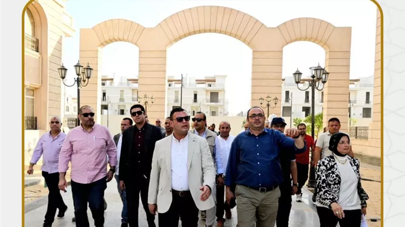 وزير الإسكان يتفقد 