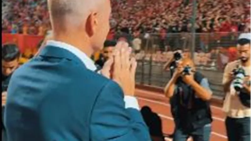 جمهور الأهلي يستقبل ييس توروب بهتافات وإشادات قبل موقعة أبطال إفريقيا (فيديو)