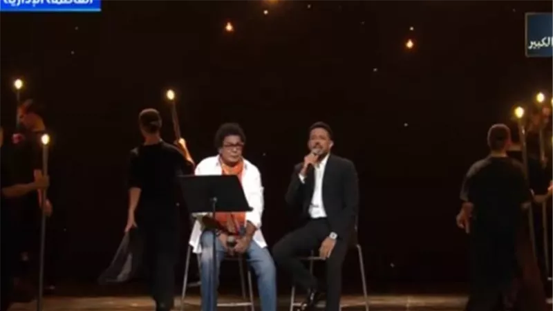 «في ضهرك يا فلسطين»: منير وحماقي يغنيان رسالة دعم بحضور الرئيس السيسي