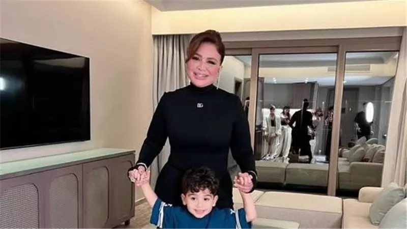 نجل شقيق إلهام شاهين يخطف الأنظار فى أول ظهور له مع عمته 