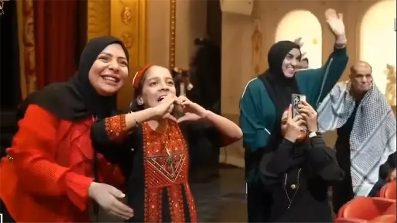 أحلى شعور.. الطفلة ريتاج» تروي لحظاتها مع الرئيس السيسي باحتفالية «وطن السلام»