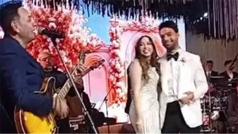 بالجيتار .. مصطفى قمر يتألق في حفل زفاف أحمد جمال وفرح الموجي 