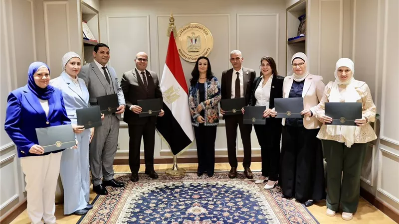 وزيرة التضامن الاجتماعي تكرم الإدارة العامة لرعاية المسنين بالوزارة