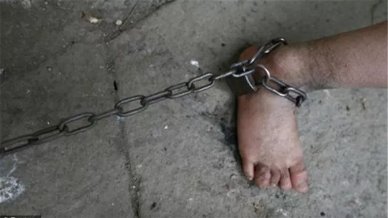 ضبط أم قيدت صغيريها بالحمام واعتدت عليهما بالضرب بطنطا في الغربية