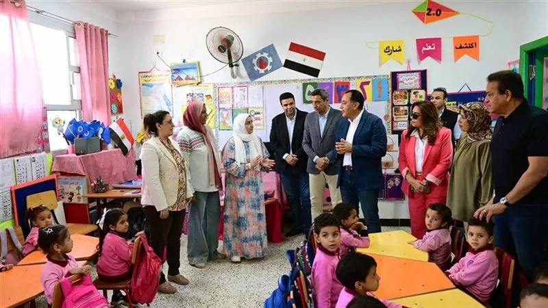 مدبولي يتفقد مدرسة بالسويس بشكل مفاجئ لمتابعة انتظام العملية التعليمية