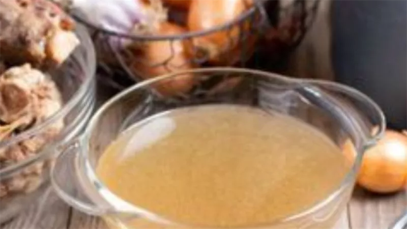 من قنديل البحر إلى مرق العظام.. مكونات غير مألوفة لجمال البشرة 	