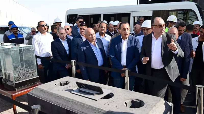 رئيس الوزراء يشهد إعادة تشغيل مصنع الشركة المصرية لبلوكات الأنود الكربونية 