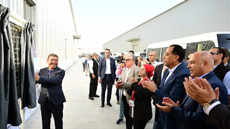 رئيس الوزراء يفتتح مصنع 