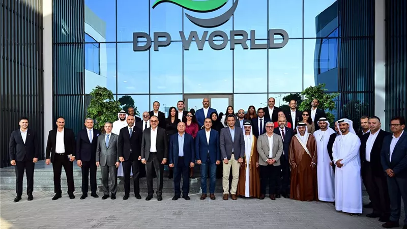 رئيس الوزراء يفتتح مستودع موانئ دبي العالمية 