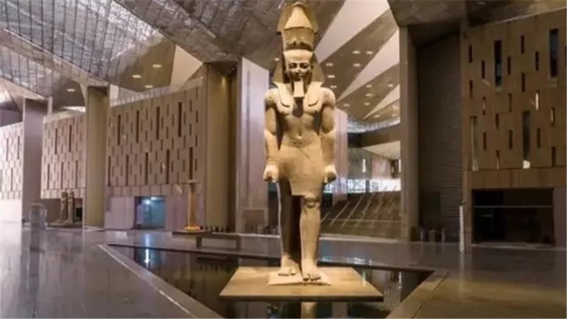 عمرو أديب يعلق على المتحف المصري:ما تبقاش طموح less.. واستغل هدية أجدادك!