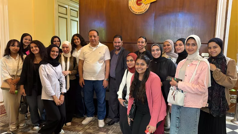 طلاب قسم الإعلام بجامعة الإسكندرية في زيارة ميدانية لنقابة الصحفيين والاخبار 