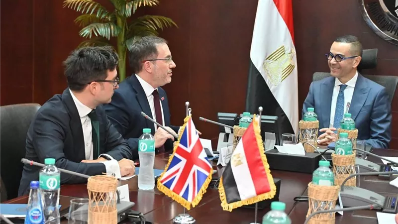 «الخطيب» يبحث مع السفير البريطاني بالقاهرة سبل دعم مؤتمر الاستثمار بين البلدين
