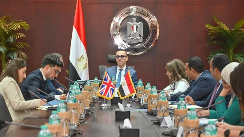 وزير الاستثمار يبحث مع السفير البريطاني بالقاهرة سبل دعم الشراكة الاقتصادية