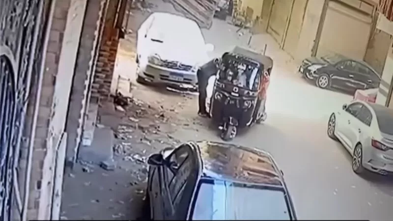 فيديو صادم يكشف لحظة تنفيذ سفاح الهرم جريمته البشعة في منطقة اللبيني