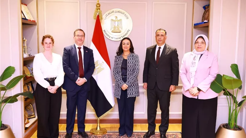 وزيرة التضامن الاجتماعي تلتقي سفير المملكة المتحدة بالقاهرة