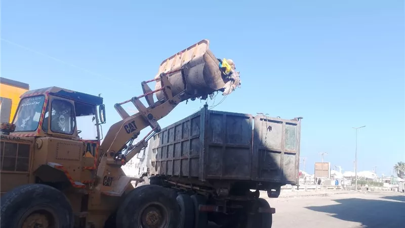 الإسكندرية: إيقاف عامل و مشرف نظافة عن العمل لتفريغهم حاوية قمامة وسط الشارع