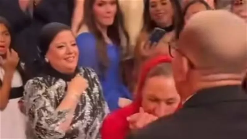 رقصت معاه وباست إيده.. مسنة تتفاعل مع غناء عمرو دياب في أحد الأفراح|صور