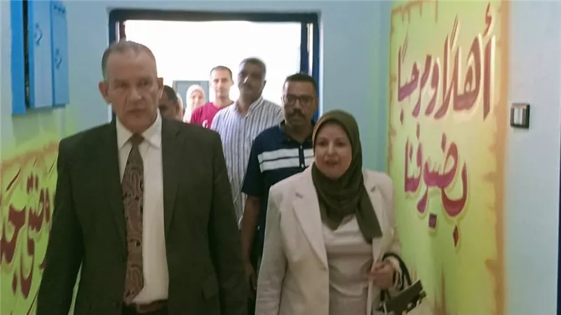 مدير تعليم أسيوط يتفقد 7 مدارس بالقوصية ويشهد الطابور المدرسى وتحية العلم 
