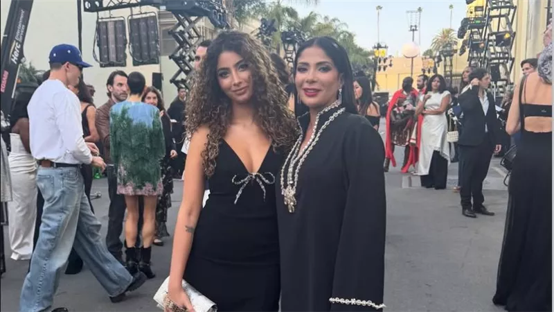 لي لي أحمد حلمي برفقة والدتها منى زكي في حفل Vogue World