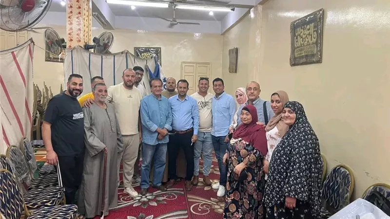 الناىب محمد مصطفى يهدي أهالي العقدة قافلة استهدفت 500 مريض مجانًا