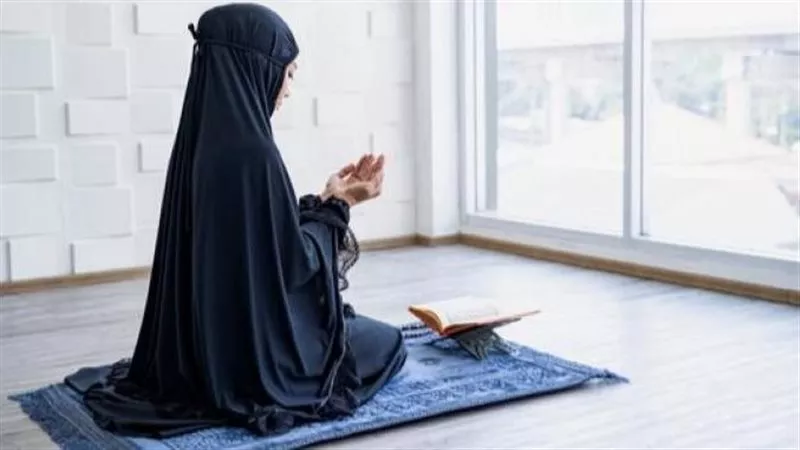 أمين فتوى: يجوز للمرأة الصلاة خارج المنزل.. مع مراعاة أماكن الصلاة المخصصة
