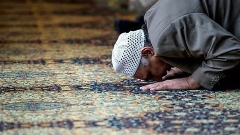 صلاة الفذ|هل تصح الصلاة في البيت دون عذر أم يأثم تاركها في جماعة؟