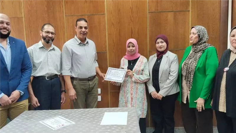 مستشفى الإصابات بجامعة أسيوط يكرم كوادره المتميزة تقديراً لعطائهم