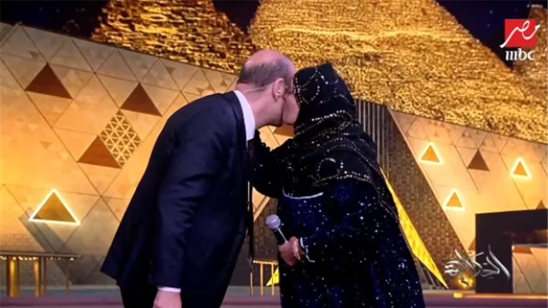 الحاجة نبيلة تُقبل عمرو أديب على الهواء.. والأخير يمازحها: البركة دي كلها منك