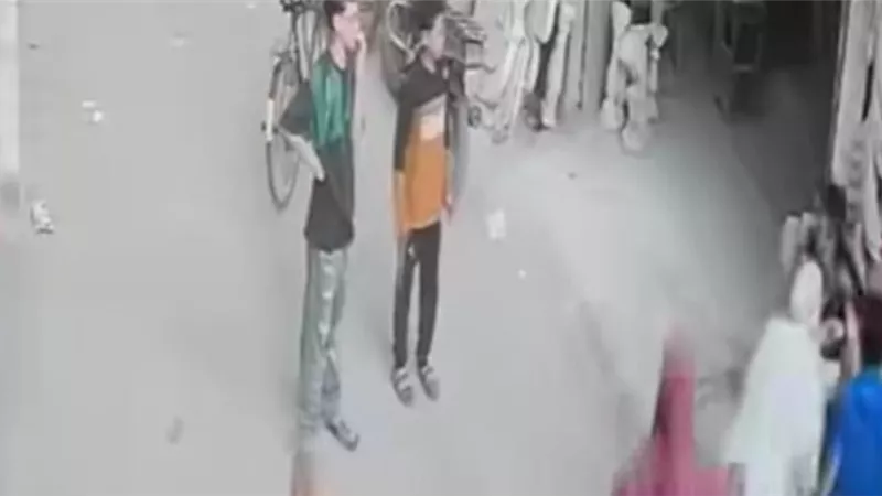 مشاجرة بالشارع تشعل بسيون.. فيديو متداول يثير غضب والأمن يتحرك لكشف الحقيقة