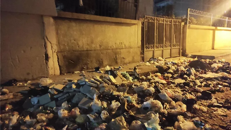 الزبالة تحاصر مدارسنا .. أهالي الحناوى بالزقازيق يستغيثون من انتشار القمامة 