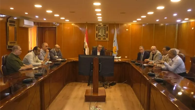 محافظ أسيوط يلتقي أهالي قرية صليبة العدر ويوجه بسرعة تلبية مطالبهم 