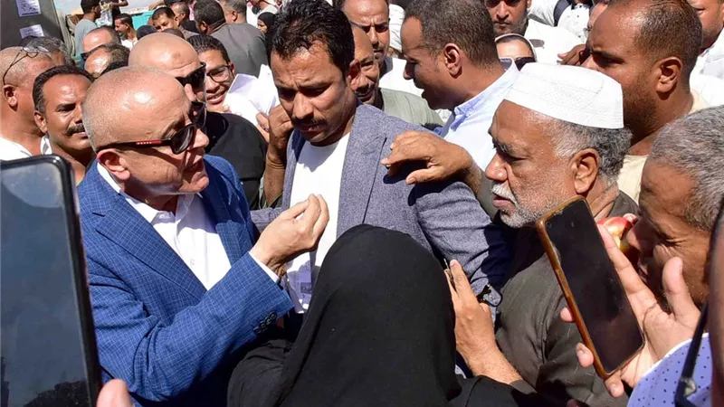 جاءت من أرمنت بحثًا عن الأمل.. سيدة توقف المحافظ وتطلب عملاً لابنها المعاق