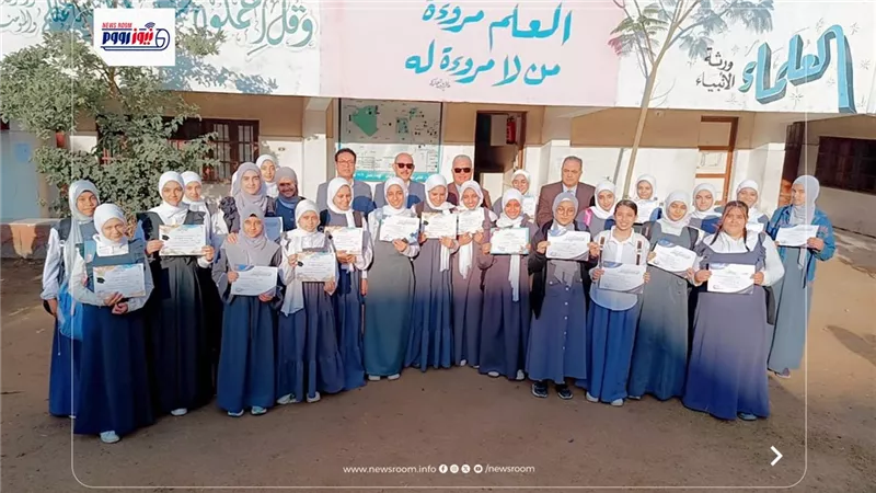 مدير تعليم الفيوم يكرم طلاب الصف الأول الثانوي العام بمدرسة دكتور لطفي سليمان 