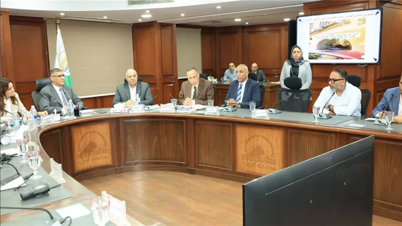 محافظ الجيزة يعقد اللقاء الأسبوعي لبحث شكاوى المواطنين 