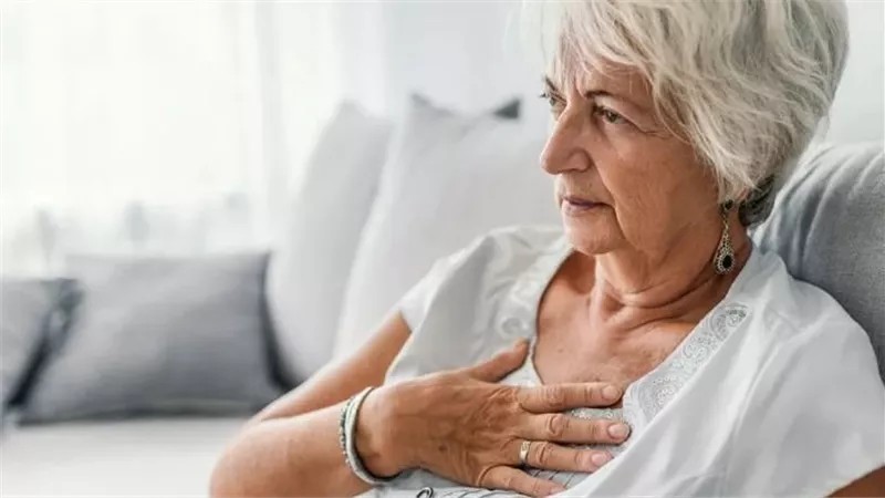  خطر حرقان المعدة الخفي.. لماذا يكون ألم صدرك مؤشرًا على مشاكل قلبية؟