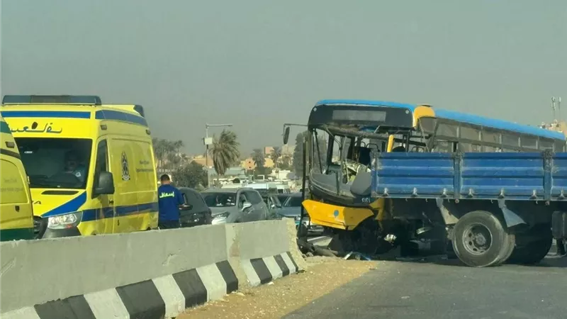 شلل مروري بالطريق السياحي لاصطدام أتوبيس بالحاجز الخرساني