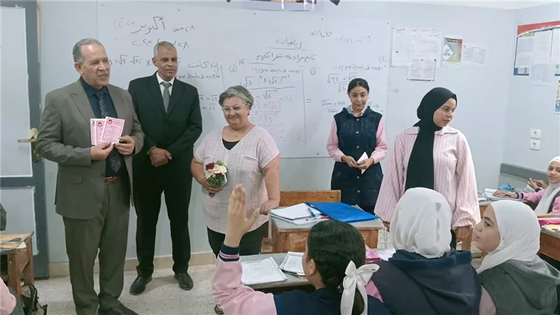 وكيل تعليم أسيوط يجري جولة مفاجئة للمدارس المسائية ويكرم المتميزين