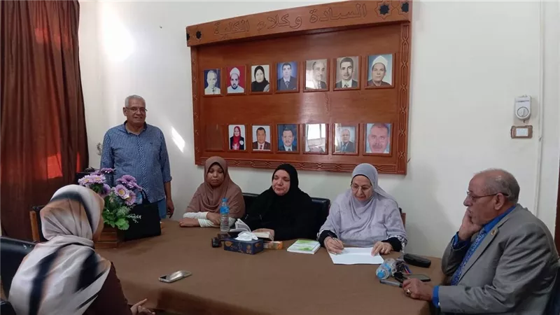 عميد كلية البنات الإسلامية يتابع فعاليات المسابقة ويشيد بالطالبات المتميزات
