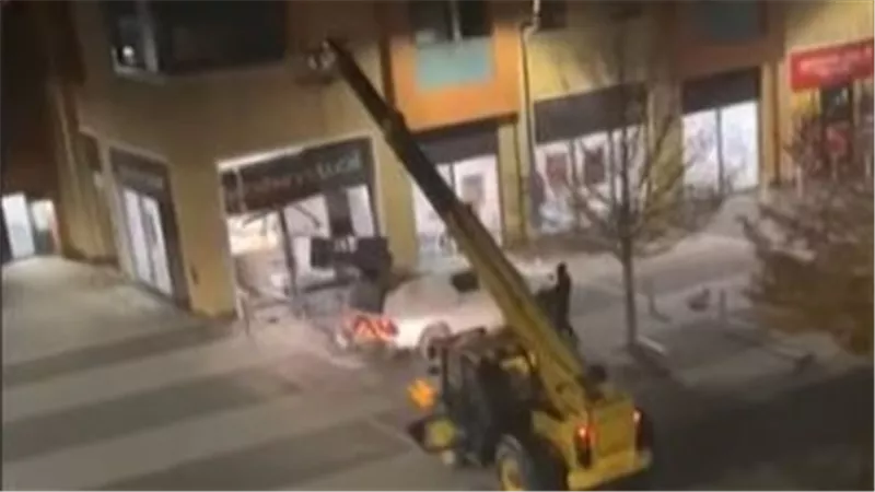 أغرب سرقة.. عصابة تستخدم رافعة تلسكوبية JCB لسرقة ماكينة ATM كاملة (فيديو)