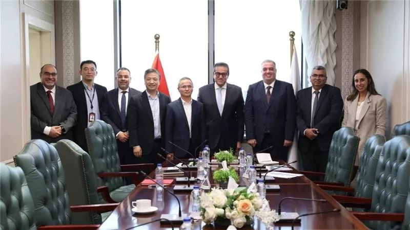  وزير الصحة يبحث مع ممثلي شركة 