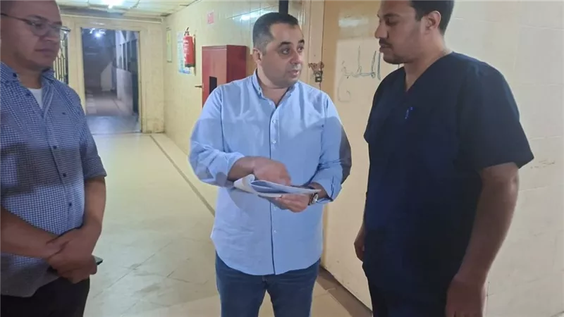 في مرور مفاجئ.. وكيل وزارة الصحة يتفقد ليلاً مستشفي الصدر بمدينة قنا|صور