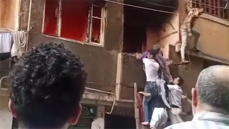 خاطر بحياته لإنقاذ السكان.. دور بطولي يقدمه ضابط شرطة بحريق دار السلام 