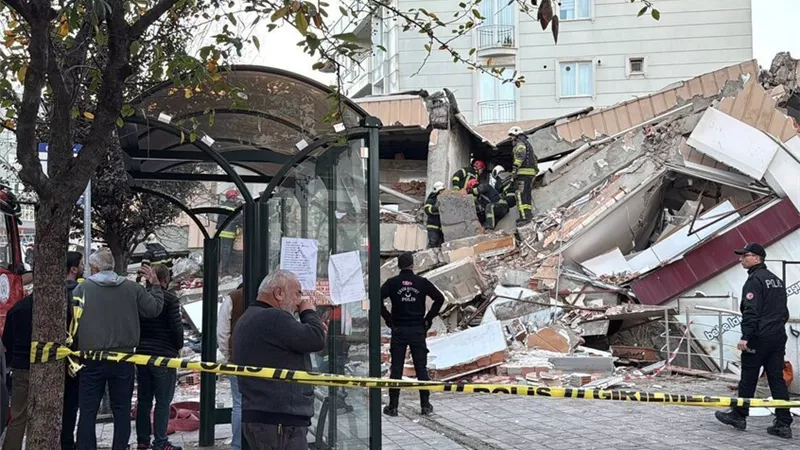 غبزة التركية.. انهيار مبنى 7 طوابق وفرق الإنقاذ تبحث عن ناجين محتملين