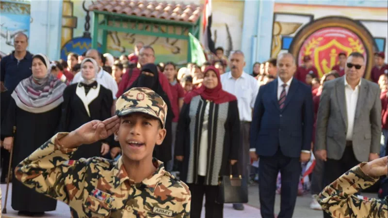 وكيل تعليم ببورسعيد يشارك طلاب مدرسة تنيس الابتدائية طابور الصباح